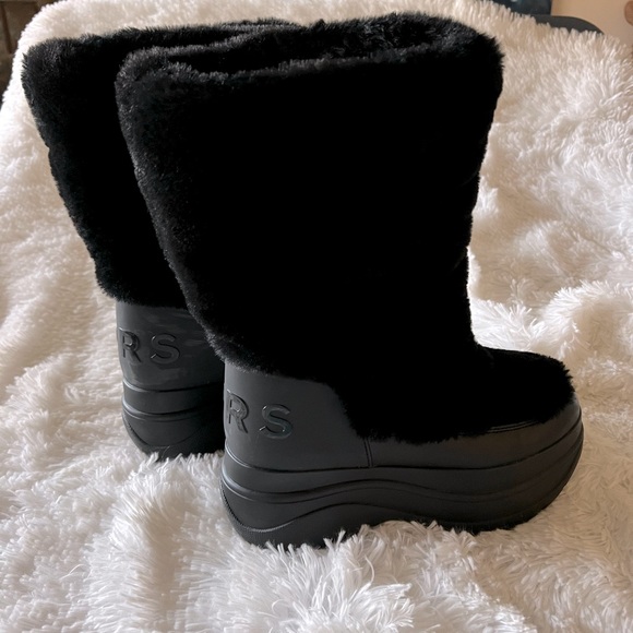 Michael Kors "Gamma" faux fur platform boots. Size 8. Tried on, worn indoors. - Picture 4 of 11